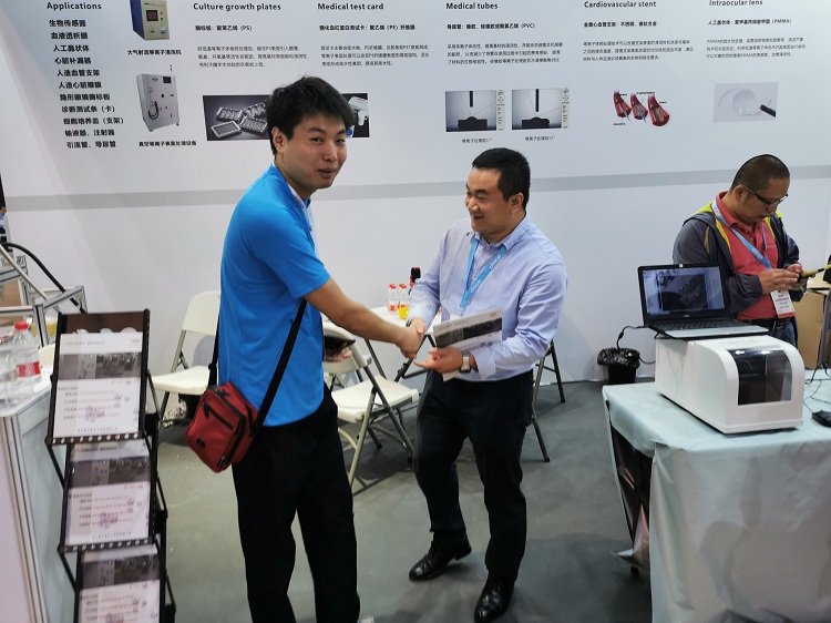 蜜桃精品成人影片蜜桃视频亚洲无码设备在展览会